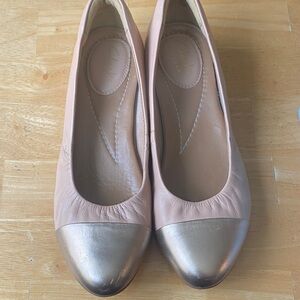 Elegant Women's Tan and Gold Flats
